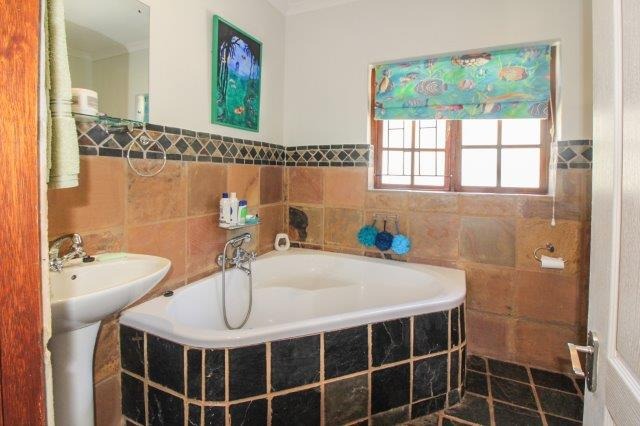 5 Bedroom Property for Sale in Heuwelkruin Western Cape